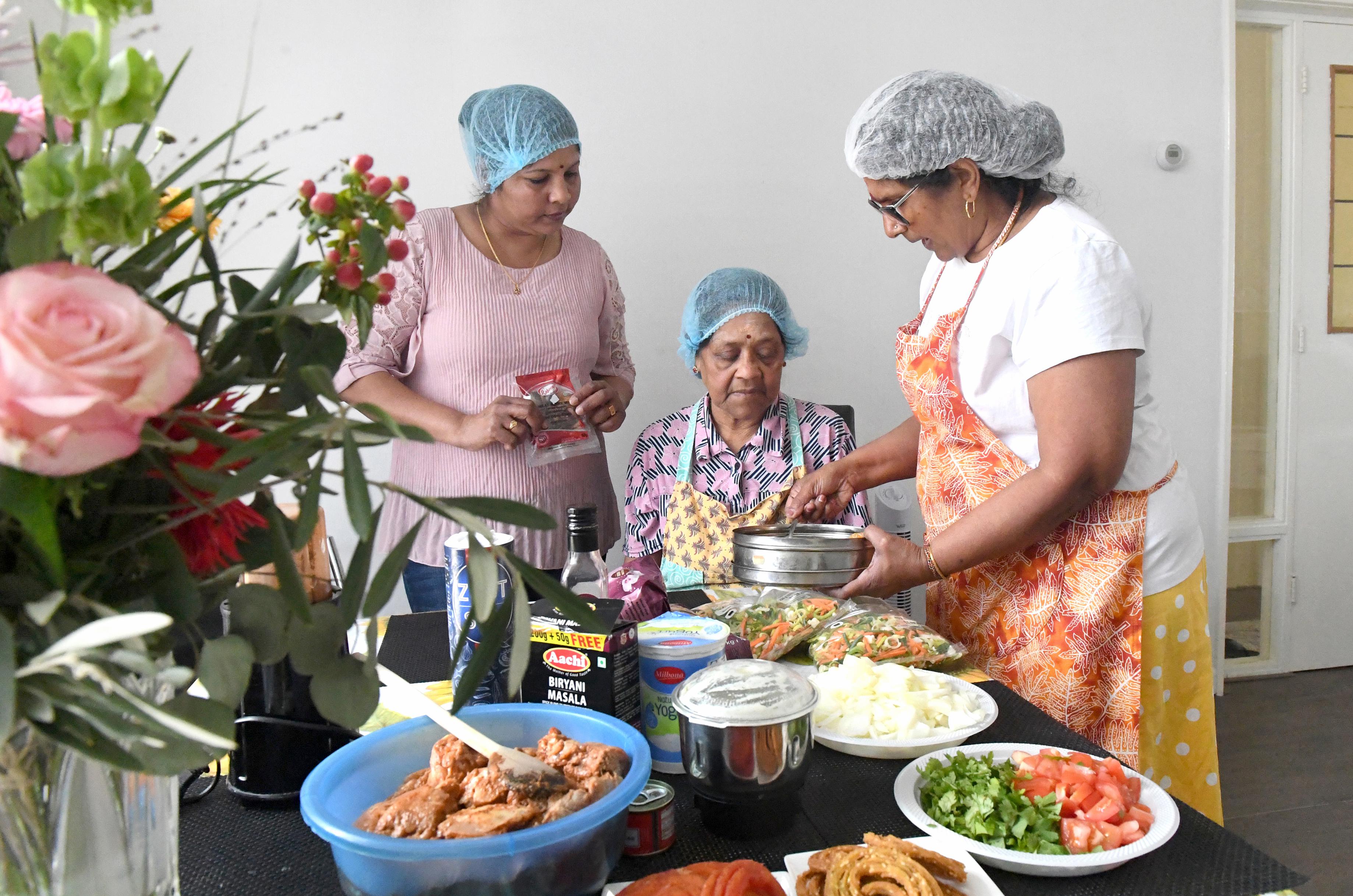 Sri Lankaanse hapjes eten voor het goede doel. Vrouwengroep gaat door met de verkoop op markten en s